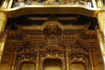 中古　未使用展示品　超美品!!　150代　三方開　総金　金仏壇　優しい雰囲気の色合いと細部まで造り込まれた意匠が魅力の仏壇(定価約265万円)(R-077787)