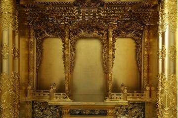 中古　未使用展示品　超美品!!　150代　三方開　総金　金仏壇　優しい雰囲気の色合いと細部まで造り込まれた意匠が魅力の仏壇(定価約265万円)(R-077787)