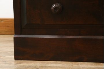 中古　北海道民芸家具　直線的なフォルムとシックな色合いが美しいサイドチェスト(引き出し、洋服タンス)(R-077791)