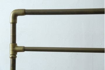 フランスヴィンテージ　シンプルなデザインの真鍮(しんちゅう)とアイアンのハンガーラック　(R-077795)