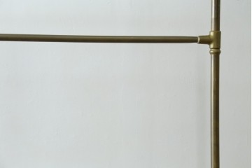 フランスヴィンテージ　シンプルなデザインの真鍮(しんちゅう)とアイアンのハンガーラック　(R-077795)