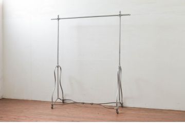 フランスビンテージ　緩やかなカーブを描く脚がお洒落な真鍮(しんちゅう)とアイアンのハンガーラック(ポールハンガー、洋服掛け、コート掛け、店舗什器、ヴィンテージ)(R-077796)