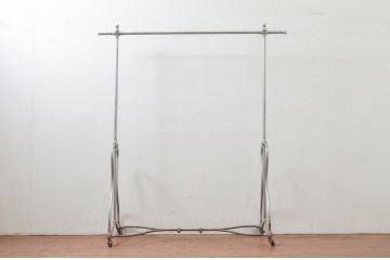 フランスビンテージ　緩やかなカーブを描く脚がお洒落な真鍮(しんちゅう)とアイアンのハンガーラック(ポールハンガー、洋服掛け、コート掛け、店舗什器、ヴィンテージ)(R-077796)