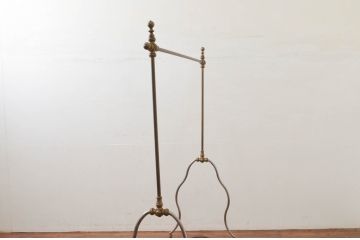 フランスビンテージ　緩やかなカーブを描く脚がお洒落な真鍮(しんちゅう)とアイアンのハンガーラック(ポールハンガー、洋服掛け、コート掛け、店舗什器、ヴィンテージ)(R-077797)