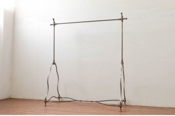 フランスビンテージ　緩やかなカーブを描く脚がお洒落な真鍮(しんちゅう)とアイアンのハンガーラック(ポールハンガー、洋服掛け、コート掛け、店舗什器、ヴィンテージ)(R-077798)