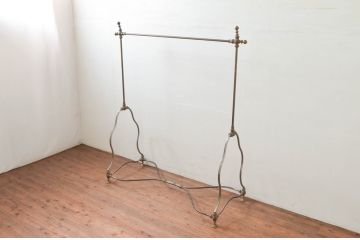 フランスビンテージ　緩やかなカーブを描く脚がお洒落な真鍮(しんちゅう)とアイアンのハンガーラック(ポールハンガー、洋服掛け、コート掛け、店舗什器、ヴィンテージ)(R-077798)
