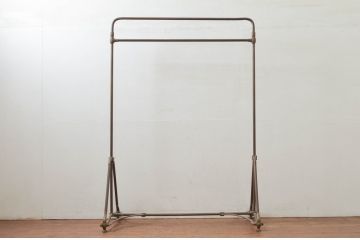 フランスビンテージ　シンプルなデザインが魅力的な真鍮(しんちゅう)製のハンガーラック(ポールハンガー、洋服掛け、コート掛け、店舗什器、ヴィンテージ)(R-077799)