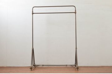 フランスビンテージ　シンプルなデザインが魅力的な真鍮(しんちゅう)製のハンガーラック(ポールハンガー、洋服掛け、コート掛け、店舗什器、ヴィンテージ)(R-077799)