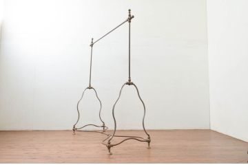 フランスビンテージ　緩やかなカーブを描く脚がお洒落な真鍮(しんちゅう)とアイアンのハンガーラック(ポールハンガー、洋服掛け、コート掛け、店舗什器、ヴィンテージ)(R-077802)
