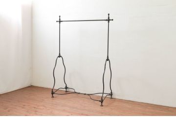 フランスビンテージ　緩やかなカーブを描く脚がお洒落な真鍮(しんちゅう)とアイアンのハンガーラック(ポールハンガー、洋服掛け、コート掛け、店舗什器、ヴィンテージ)(R-077809)