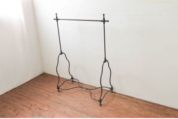 フランスビンテージ　緩やかなカーブを描く脚がお洒落な真鍮(しんちゅう)とアイアンのハンガーラック(ポールハンガー、洋服掛け、コート掛け、店舗什器、ヴィンテージ)(R-077809)
