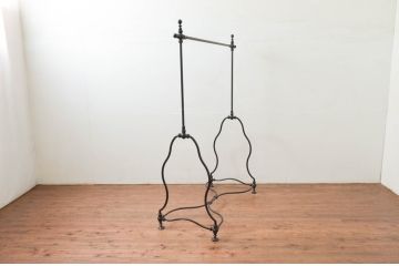 フランスビンテージ　緩やかなカーブを描く脚がお洒落な真鍮(しんちゅう)とアイアンのハンガーラック(ポールハンガー、洋服掛け、コート掛け、店舗什器、ヴィンテージ)(R-077809)