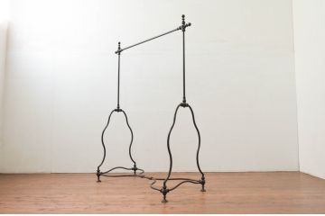 フランスビンテージ　緩やかなカーブを描く脚がお洒落な真鍮(しんちゅう)とアイアンのハンガーラック(ポールハンガー、洋服掛け、コート掛け、店舗什器、ヴィンテージ)(R-077809)