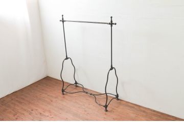 フランスビンテージ　緩やかなカーブを描く脚がお洒落な真鍮(しんちゅう)とアイアンのハンガーラック(ポールハンガー、洋服掛け、コート掛け、店舗什器、ヴィンテージ)(R-077811)