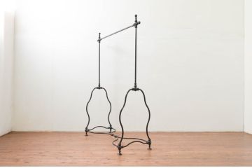 フランスビンテージ　緩やかなカーブを描く脚がお洒落な真鍮(しんちゅう)とアイアンのハンガーラック(ポールハンガー、洋服掛け、コート掛け、店舗什器、ヴィンテージ)(R-077811)