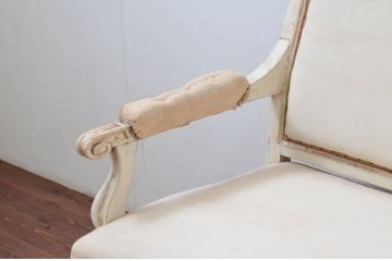 フランスアンティーク　ペイント仕上げ限定　可愛らしい彫刻を施した2人掛けソファ(ベンチ、2P、アームソファ)(R-077814)