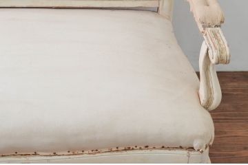 フランスアンティーク　ペイント仕上げ限定　可愛らしい彫刻を施した2人掛けソファ(ベンチ、2P、アームソファ)(R-077814)
