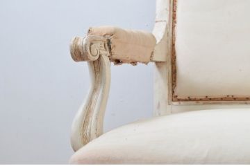 フランスアンティーク　ペイント仕上げ限定　可愛らしい彫刻を施した2人掛けソファ(ベンチ、2P、アームソファ)(R-077814)