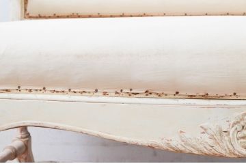 フランスアンティーク　ペイント仕上げ限定　可愛らしい彫刻を施した2人掛けソファ(ベンチ、2P、アームソファ)(R-077814)