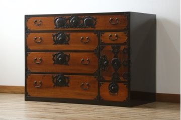 和製アンティーク　美品!!　本漆塗りでリペア済み品　前面欅(ケヤキ)材　艶のある木の色味と黒々とした金具が目を惹く仙台箪笥(収納たんす、整理タンス、時代箪笥、引き出し、チェスト)(R-077816)