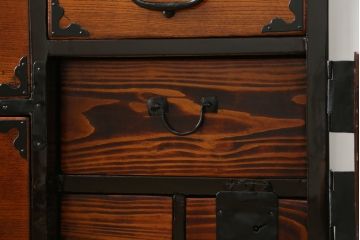 和製アンティーク　美品!!　本漆塗りでリペア済み品　前面欅(ケヤキ)材　艶のある木の色味と黒々とした金具が目を惹く仙台箪笥(収納たんす、整理タンス、時代箪笥、引き出し、チェスト)(R-077816)