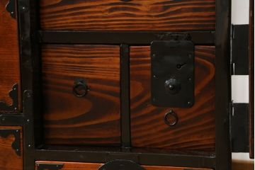 和製アンティーク　美品!!　本漆塗りでリペア済み品　前面欅(ケヤキ)材　艶のある木の色味と黒々とした金具が目を惹く仙台箪笥(収納たんす、整理タンス、時代箪笥、引き出し、チェスト)(R-077816)