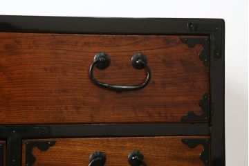 和製アンティーク　美品!!　本漆塗りでリペア済み品　前面欅(ケヤキ)材　艶のある木の色味と黒々とした金具が目を惹く仙台箪笥(収納たんす、整理タンス、時代箪笥、引き出し、チェスト)(R-077816)