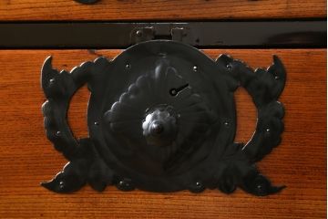 和製アンティーク　美品!!　本漆塗りでリペア済み品　前面欅(ケヤキ)材　艶のある木の色味と黒々とした金具が目を惹く仙台箪笥(収納たんす、整理タンス、時代箪笥、引き出し、チェスト)(R-077816)