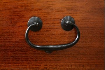 和製アンティーク　美品!!　本漆塗りでリペア済み品　前面欅(ケヤキ)材　艶のある木の色味と黒々とした金具が目を惹く仙台箪笥(収納たんす、整理タンス、時代箪笥、引き出し、チェスト)(R-077816)