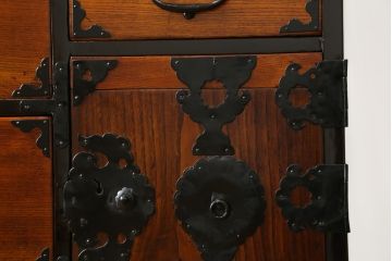 和製アンティーク　美品!!　本漆塗りでリペア済み品　前面欅(ケヤキ)材　艶のある木の色味と黒々とした金具が目を惹く仙台箪笥(収納たんす、整理タンス、時代箪笥、引き出し、チェスト)(R-077816)