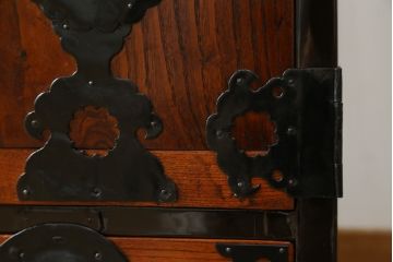 和製アンティーク　美品!!　本漆塗りでリペア済み品　前面欅(ケヤキ)材　艶のある木の色味と黒々とした金具が目を惹く仙台箪笥(収納たんす、整理タンス、時代箪笥、引き出し、チェスト)(R-077816)