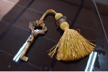 海外ビンテージ　高級品!!　海外輸入家具　シックな佇まいが魅力的なラグジュアリーサイドボード(サイドキャビネット、テレビ台、テレビボード、収納棚、戸棚、ヴィンテージ)(R-077817)