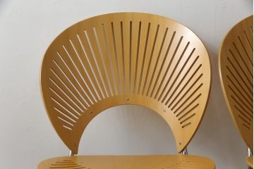 中古　美品　FREDERICIA(フレデリシア)　Nanna Ditzel(ナナ・ディッツェル)デザイン　デザイン性と機能性を兼ね備えたトリニダードチェア2脚セット(ダイニングチェア、板座チェア、バラ売り可能)(定価2脚で約22万6千円)(R-077829)