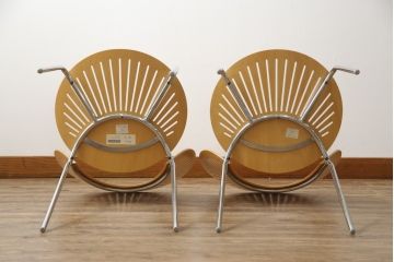 中古　美品　FREDERICIA(フレデリシア)　Nanna Ditzel(ナナ・ディッツェル)デザイン　デザイン性と機能性を兼ね備えたトリニダードチェア2脚セット(ダイニングチェア、板座チェア、バラ売り可能)(定価2脚で約22万6千円)(R-077829)