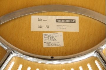 中古　美品　FREDERICIA(フレデリシア)　Nanna Ditzel(ナナ・ディッツェル)デザイン　デザイン性と機能性を兼ね備えたトリニダードチェア2脚セット(ダイニングチェア、板座チェア、バラ売り可能)(定価2脚で約22万6千円)(R-077829)