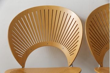 中古　美品　FREDERICIA(フレデリシア)　Nanna Ditzel(ナナ・ディッツェル)デザイン　デザイン性と機能性を兼ね備えたトリニダードチェア2脚セット(ダイニングチェア、板座チェア、バラ売り可能)(定価2脚で約22万6千円)(R-077830)