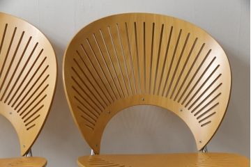 中古　美品　FREDERICIA(フレデリシア)　Nanna Ditzel(ナナ・ディッツェル)デザイン　デザイン性と機能性を兼ね備えたトリニダードチェア2脚セット(ダイニングチェア、板座チェア、バラ売り可能)(定価2脚で約22万6千円)(R-077830)