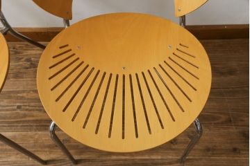 中古　美品　FREDERICIA(フレデリシア)　Nanna Ditzel(ナナ・ディッツェル)デザイン　デザイン性と機能性を兼ね備えたトリニダードチェア2脚セット(ダイニングチェア、板座チェア、バラ売り可能)(定価2脚で約22万6千円)(R-077830)