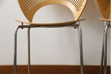中古　美品　FREDERICIA(フレデリシア)　Nanna Ditzel(ナナ・ディッツェル)デザイン　デザイン性と機能性を兼ね備えたトリニダードチェア2脚セット(ダイニングチェア、板座チェア、バラ売り可能)(定価2脚で約22万6千円)(R-077830)