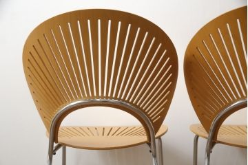 中古　美品　FREDERICIA(フレデリシア)　Nanna Ditzel(ナナ・ディッツェル)デザイン　デザイン性と機能性を兼ね備えたトリニダードチェア2脚セット(ダイニングチェア、板座チェア、バラ売り可能)(定価2脚で約22万6千円)(R-077830)
