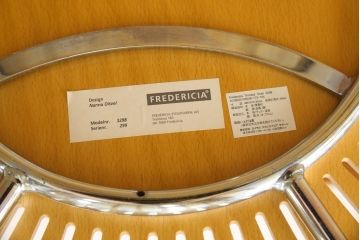中古　美品　FREDERICIA(フレデリシア)　Nanna Ditzel(ナナ・ディッツェル)デザイン　デザイン性と機能性を兼ね備えたトリニダードチェア2脚セット(ダイニングチェア、板座チェア、バラ売り可能)(定価2脚で約22万6千円)(R-077830)