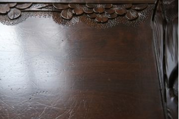 中古　美品!!　軽井沢彫り　シックな色合いと優美な曲線デザインが魅力のチェア(板座チェア、ダイニングチェア、イス、椅子)(R-077832)