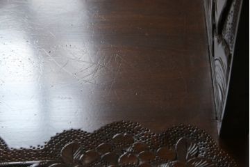 中古　美品!!　軽井沢彫り　シックな色合いと優美な曲線デザインが魅力のチェア(板座チェア、ダイニングチェア、イス、椅子)(R-077832)