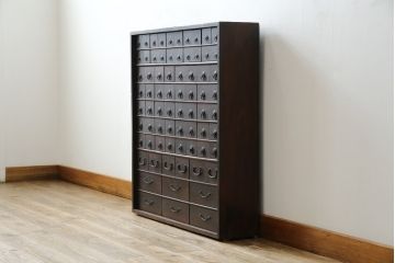 和製アンティーク　銅金具　引き出し72杯　漆塗り　漆文字入り　使い込まれた風合いが味わい深い薬箪笥(薬タンス、百目箪笥、小引き出し、小物収納、チェスト、店舗什器)(R-077833)