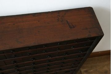和製アンティーク　銅金具　引き出し72杯　漆塗り　漆文字入り　使い込まれた風合いが味わい深い薬箪笥(薬タンス、百目箪笥、小引き出し、小物収納、チェスト、店舗什器)(R-077833)