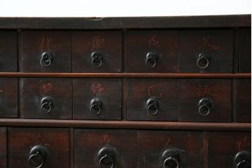和製アンティーク　銅金具　引き出し72杯　漆塗り　漆文字入り　使い込まれた風合いが味わい深い薬箪笥(薬タンス、百目箪笥、小引き出し、小物収納、チェスト、店舗什器)(R-077833)