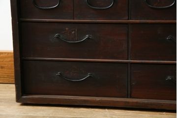 和製アンティーク　銅金具　引き出し72杯　漆塗り　漆文字入り　使い込まれた風合いが味わい深い薬箪笥(薬タンス、百目箪笥、小引き出し、小物収納、チェスト、店舗什器)(R-077833)