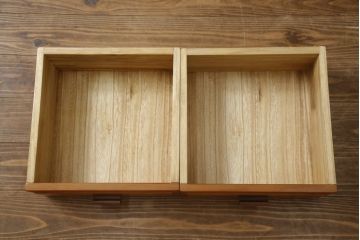 中古　美品　屋久杉　漆塗り　美しい木の風合いを堪能できる茶箪笥(飾り棚、違い棚、茶棚、戸棚、収納棚)(定価約250万円)(R-077834)