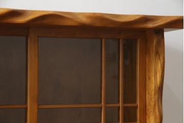 中古　美品　屋久杉　漆塗り　美しい木の風合いを堪能できる茶箪笥(飾り棚、違い棚、茶棚、戸棚、収納棚)(定価約250万円)(R-077834)