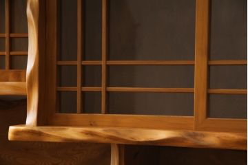 中古　美品　屋久杉　漆塗り　美しい木の風合いを堪能できる茶箪笥(飾り棚、違い棚、茶棚、戸棚、収納棚)(定価約250万円)(R-077834)